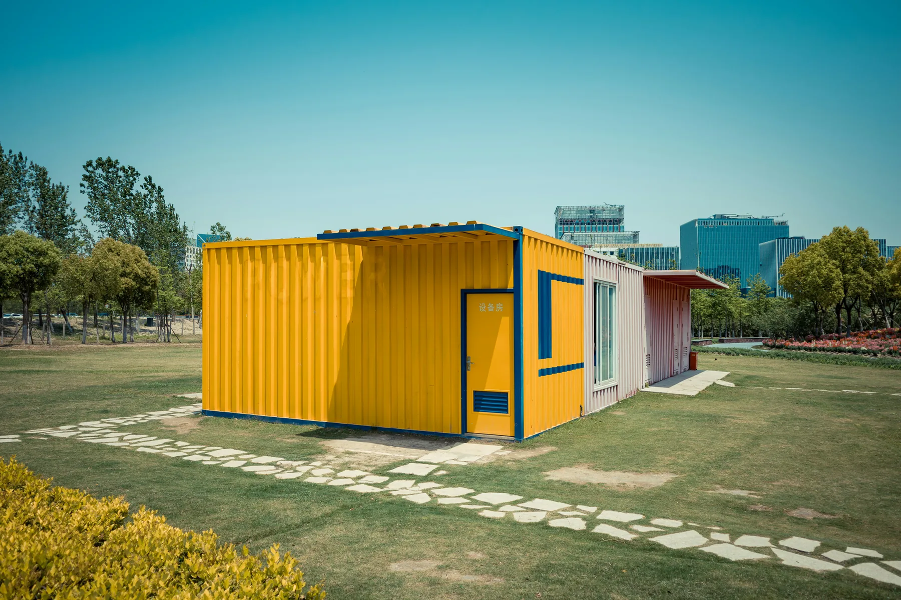 Modulo container amarillo instalado sobre terreno abierto